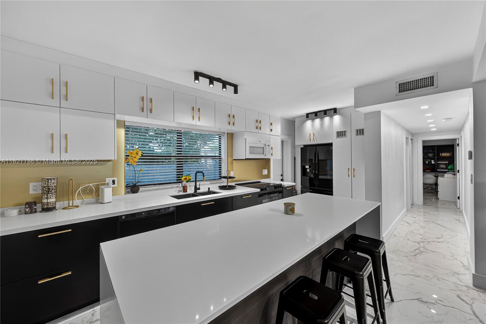 See details / 3880 sq. ft. $ 2025-09-22 0 Photo