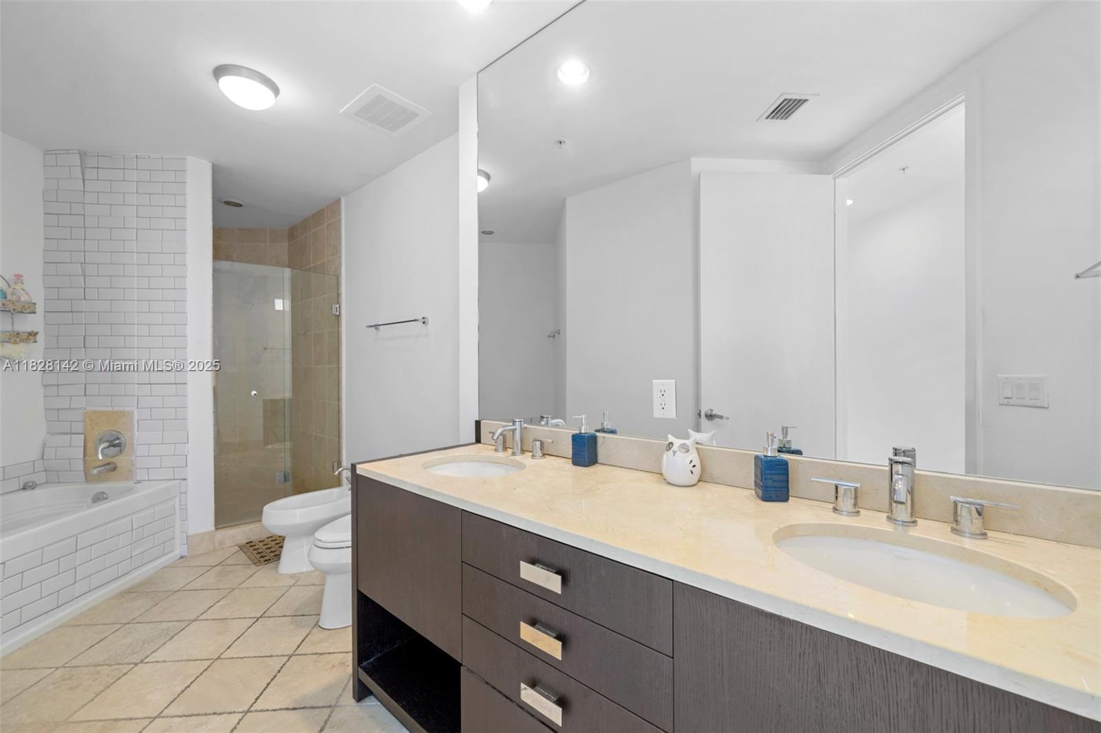 Ver detalles 3501A 2 / 2 1289 sq. ft. $ 2025-06-24 0 foto