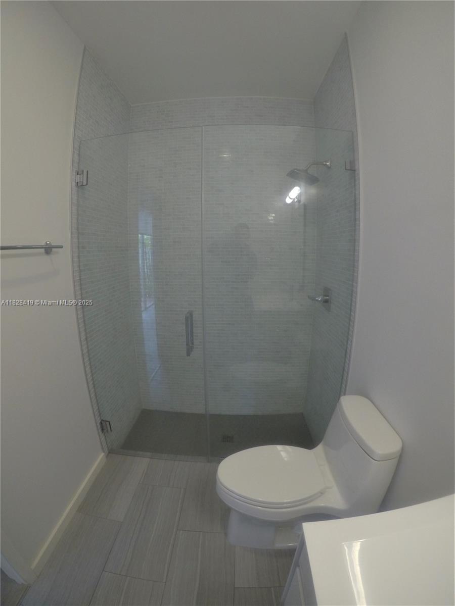 Photo of 1145 Yellowheart Way  (1145), Hollywood, Florida, 33019 - Glass shower