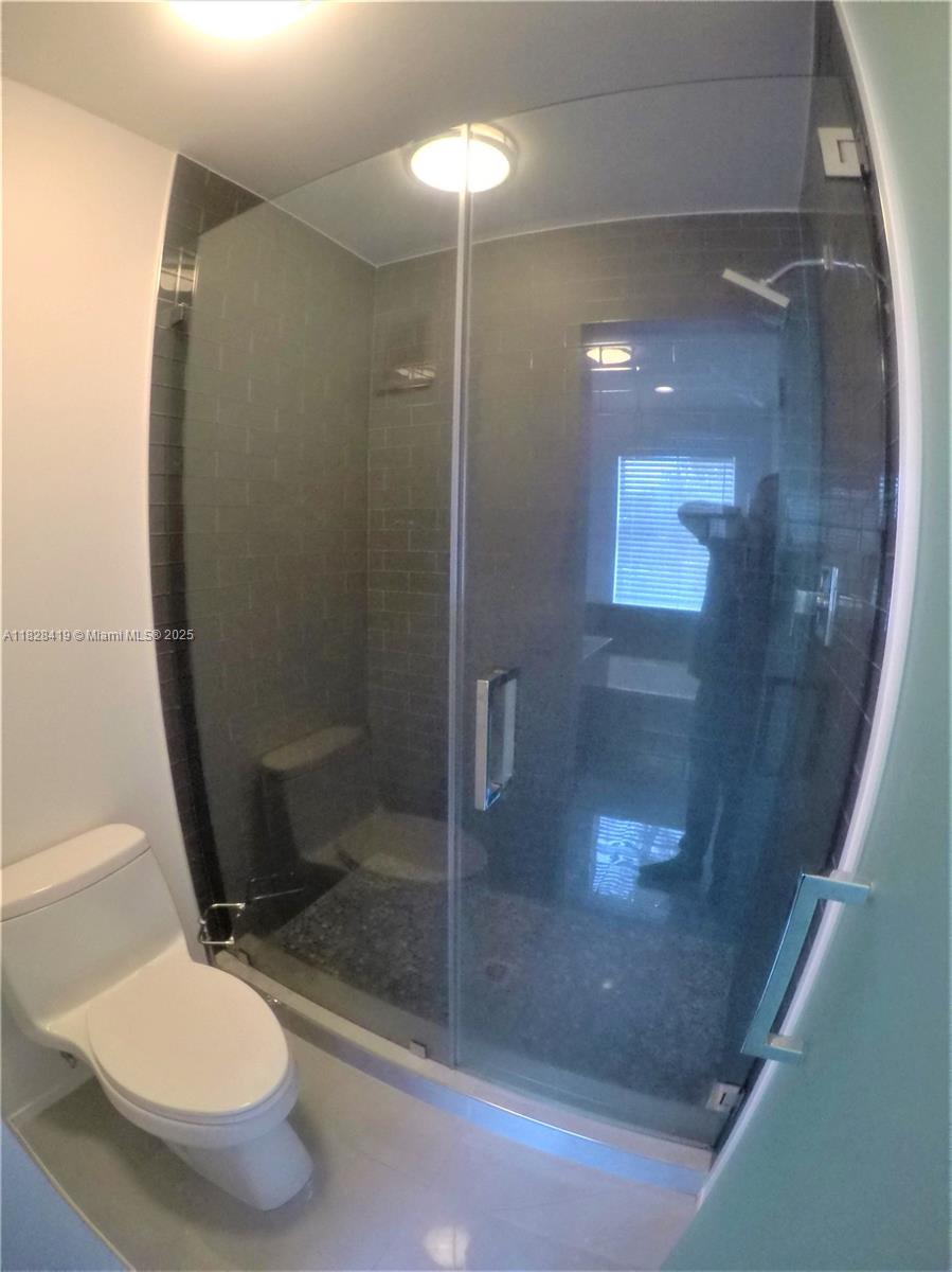 Photo of 1145 Yellowheart Way  (1145), Hollywood, Florida, 33019 - Glass shower