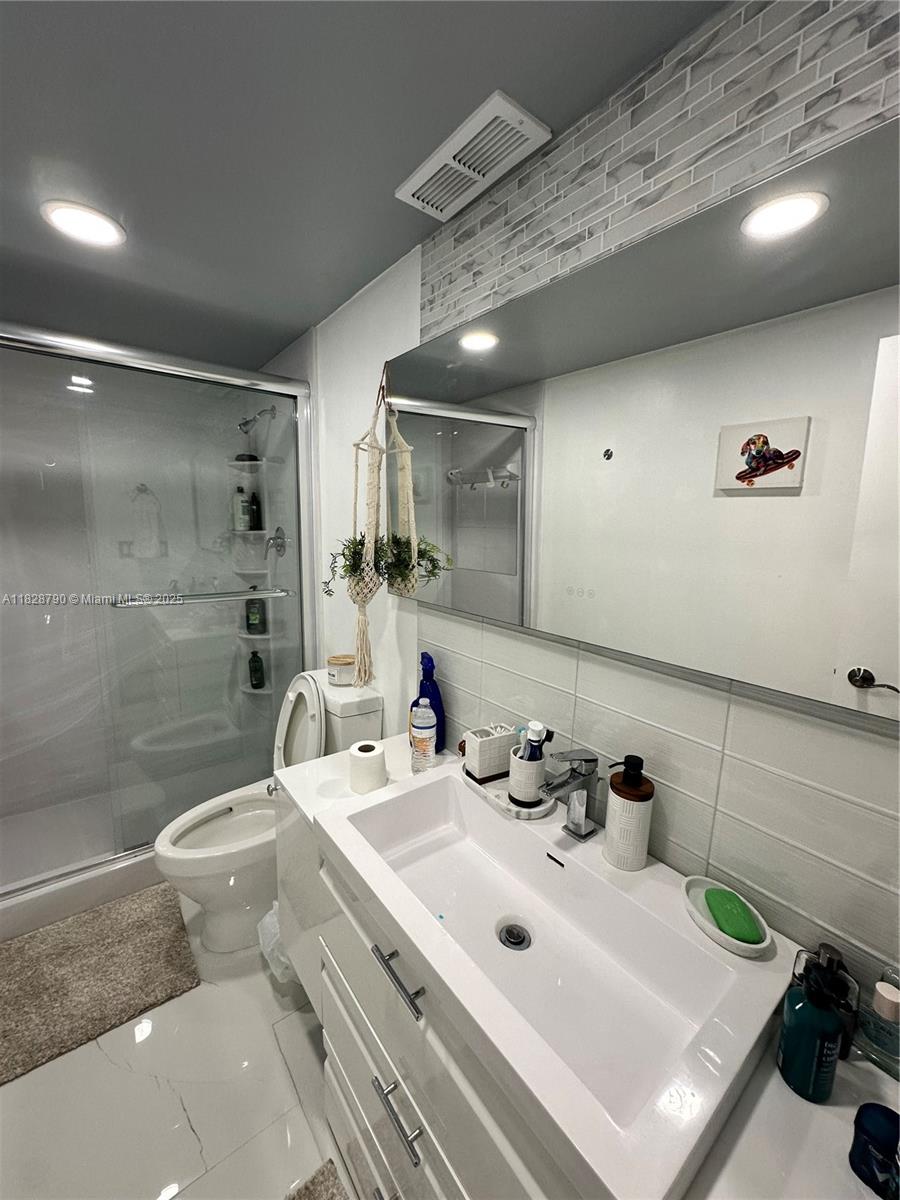 Подробнее 210 2 / 2 1220 кв.футов $ 2025-06-25 0 Фото