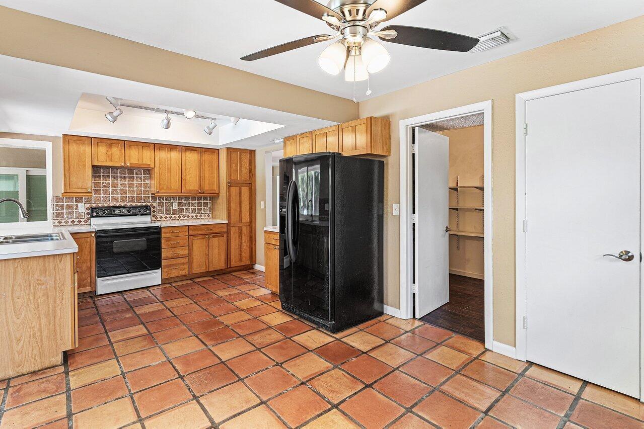See details 7815 3 / 2 1432 sq. ft. $ 2026-04-28 0 Photo