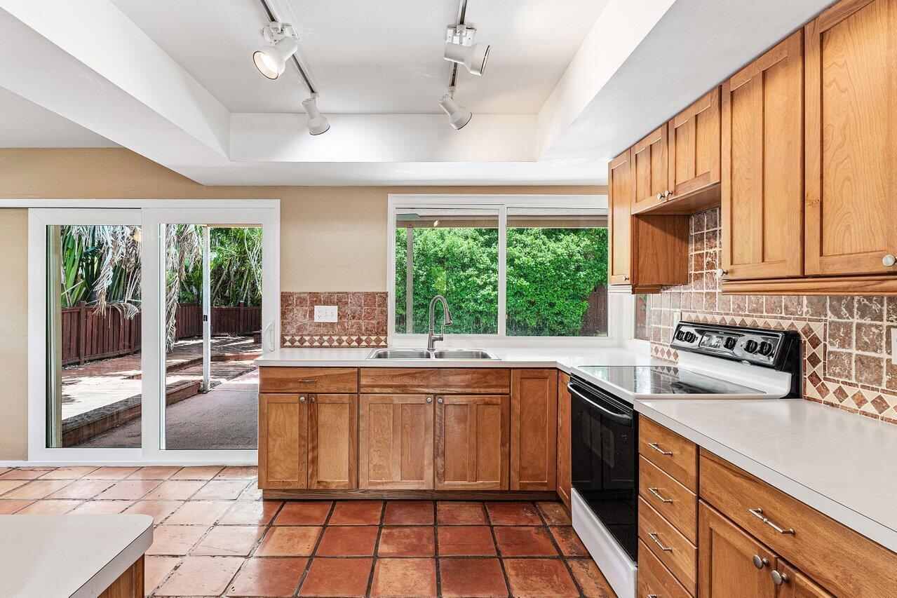 See details 7815 3 / 2 1432 sq. ft. $ 2026-04-28 0 Photo