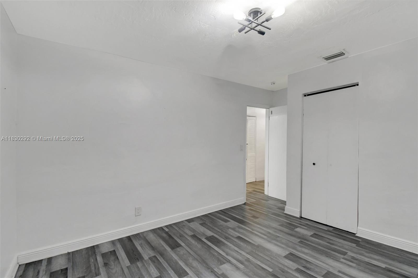 See details 4917 5 / 3 975 sq. ft. $ 2025-06-27 0 Photo