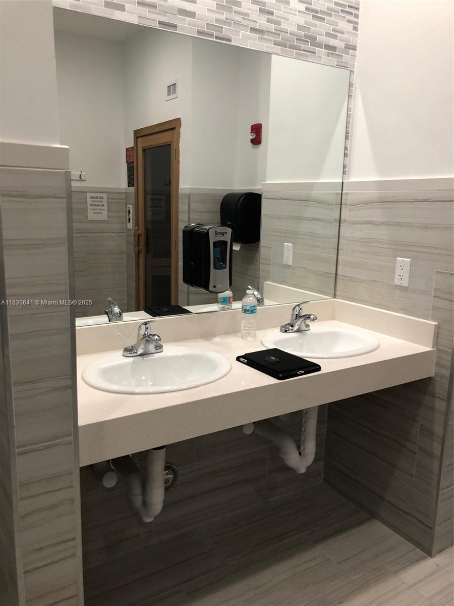 Photo of 2080 Ocean Dr #1408, Hallandale Beach, Florida, 33009 - GYM BATHROOM