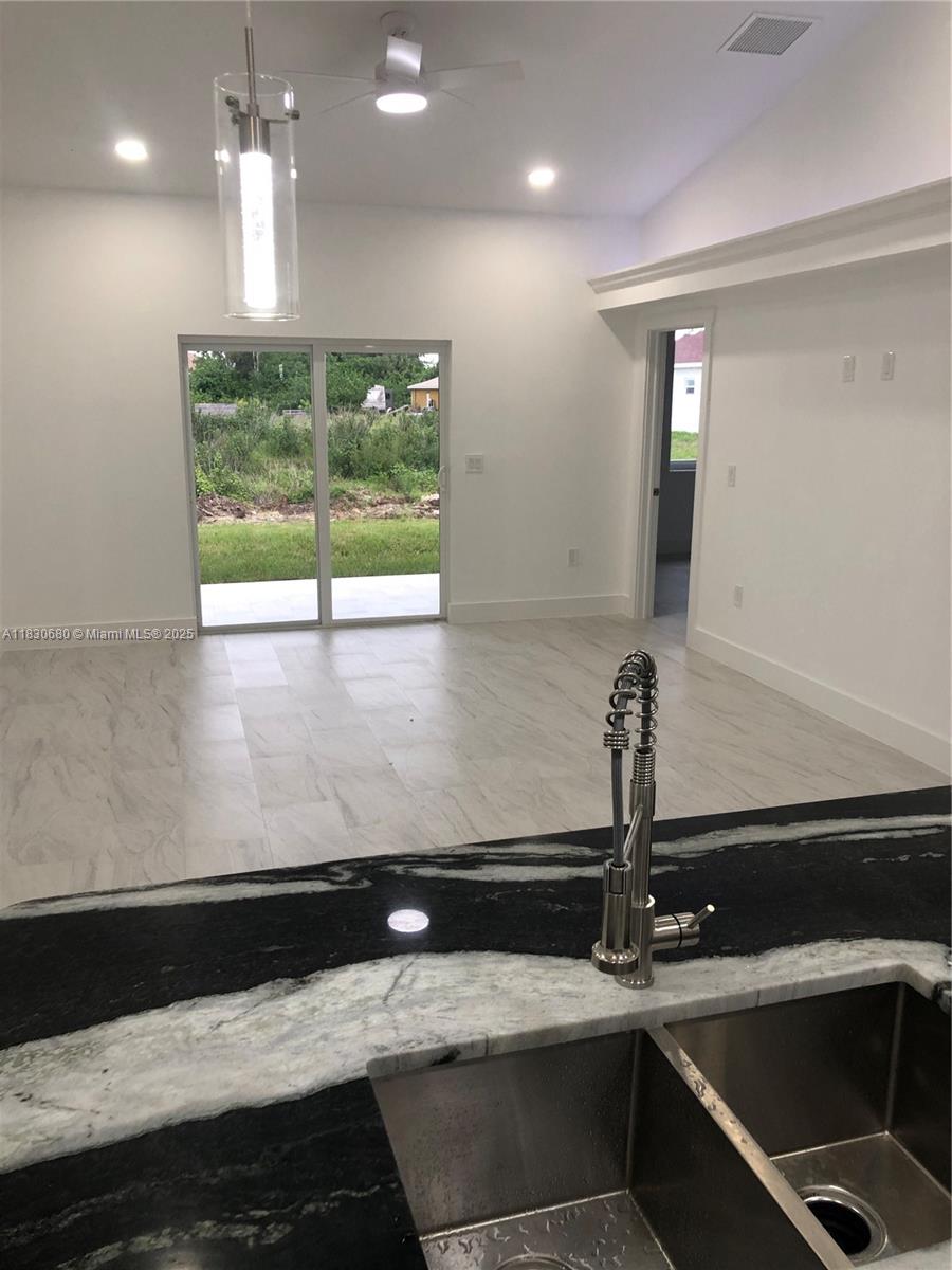   /   кв.футов $ 2025-06-28 0 Фото