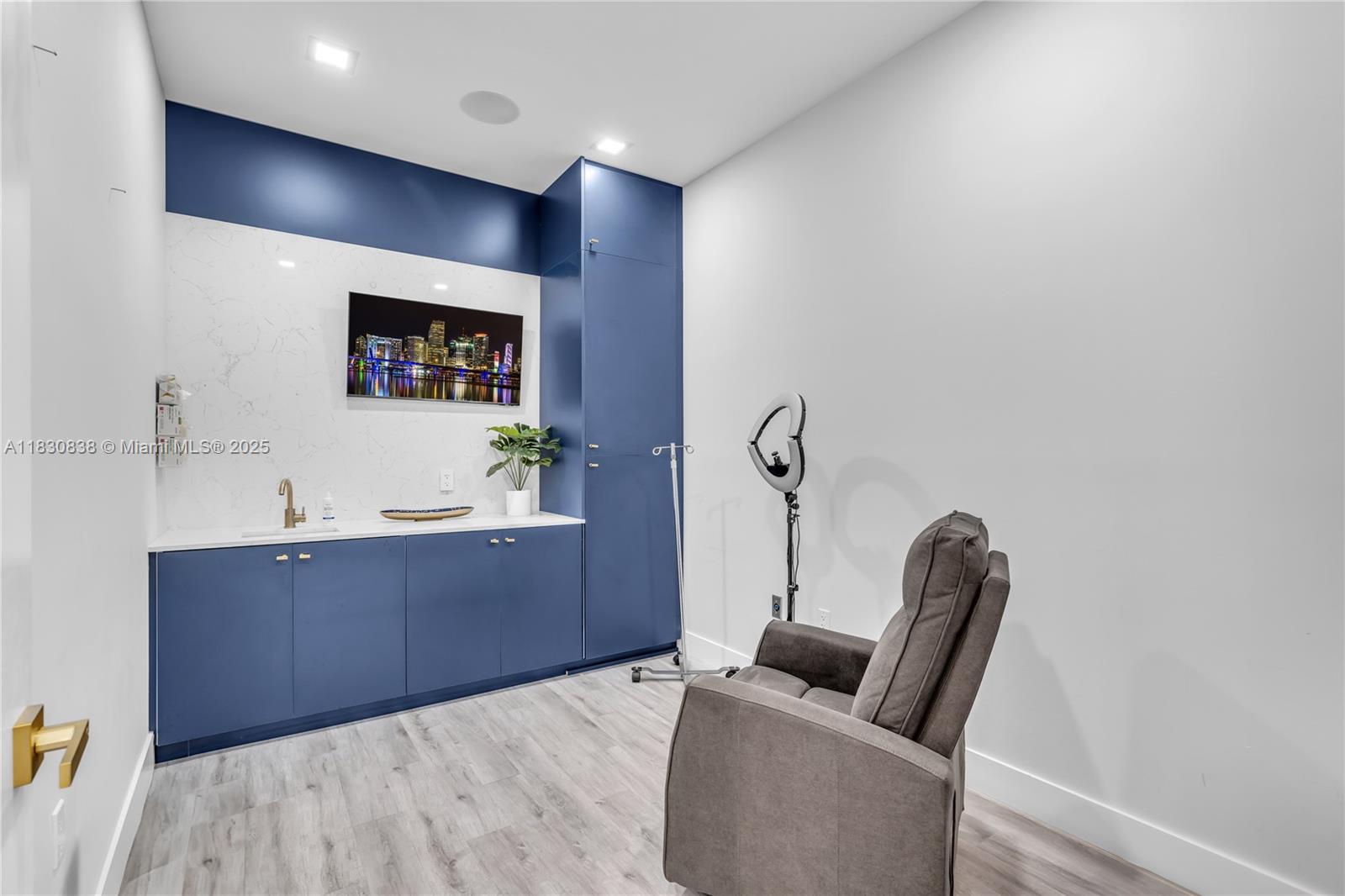 27  /   sq. ft. $ 2025-06-28 0 Photo