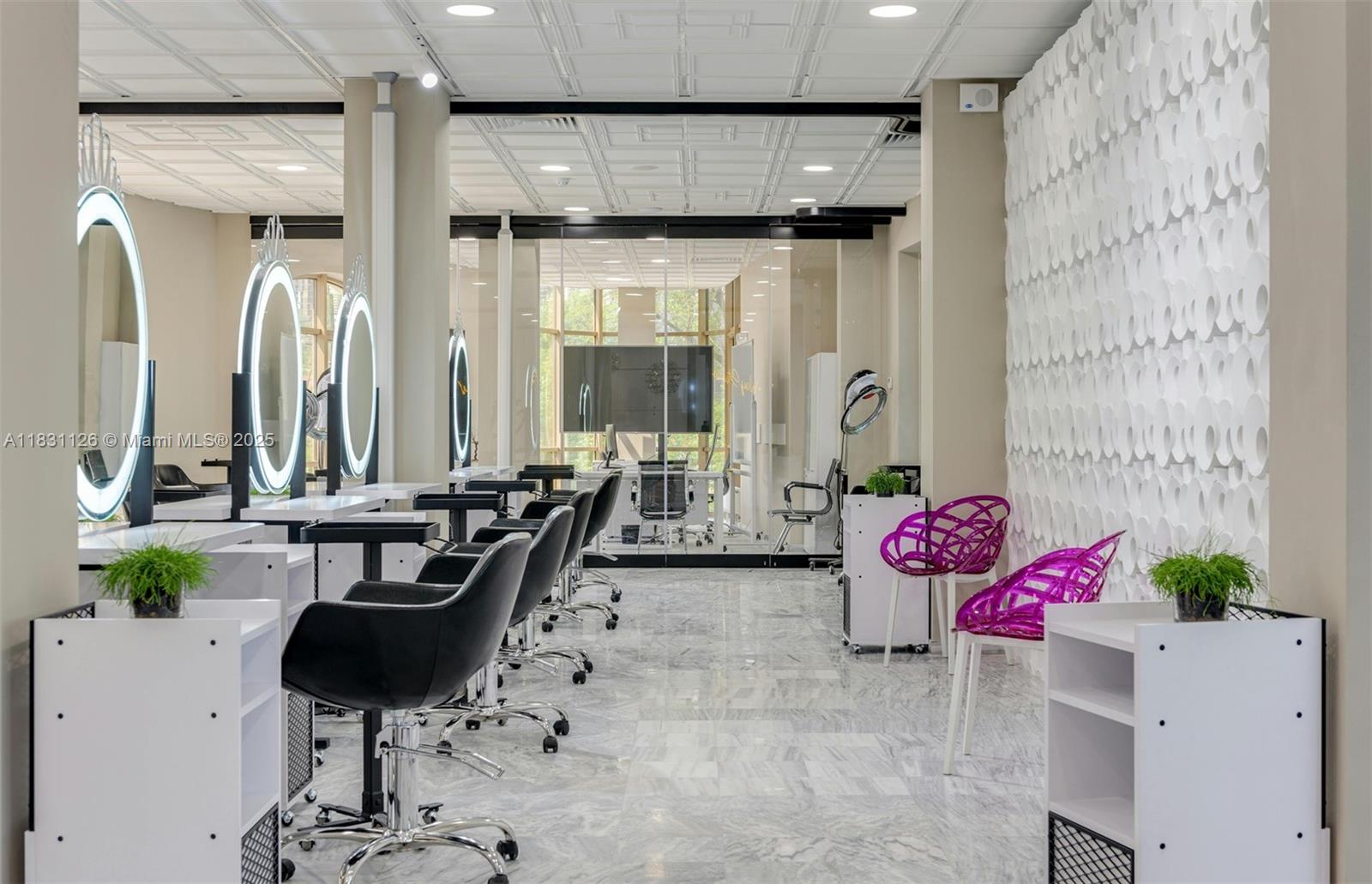   /   кв.футов $ 2025-06-30 0 Фото