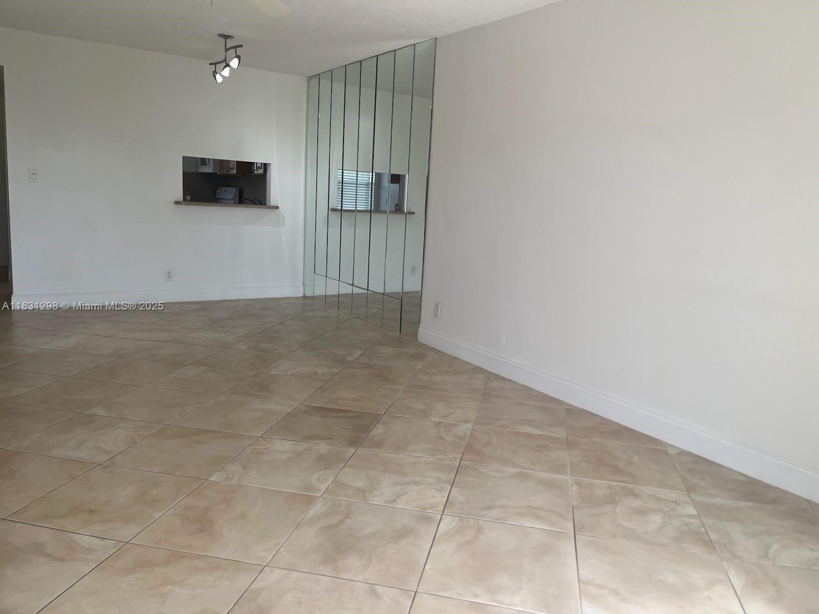 Ver detalles 302 1 / 2 775 sq. ft. $ 2025-06-30 0 foto