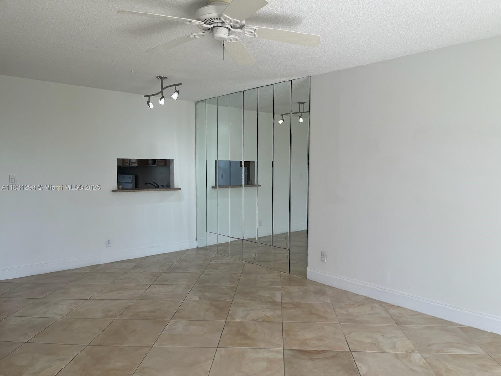 Ver detalles 302 1 / 2 775 sq. ft. $ 2025-06-30 0 foto