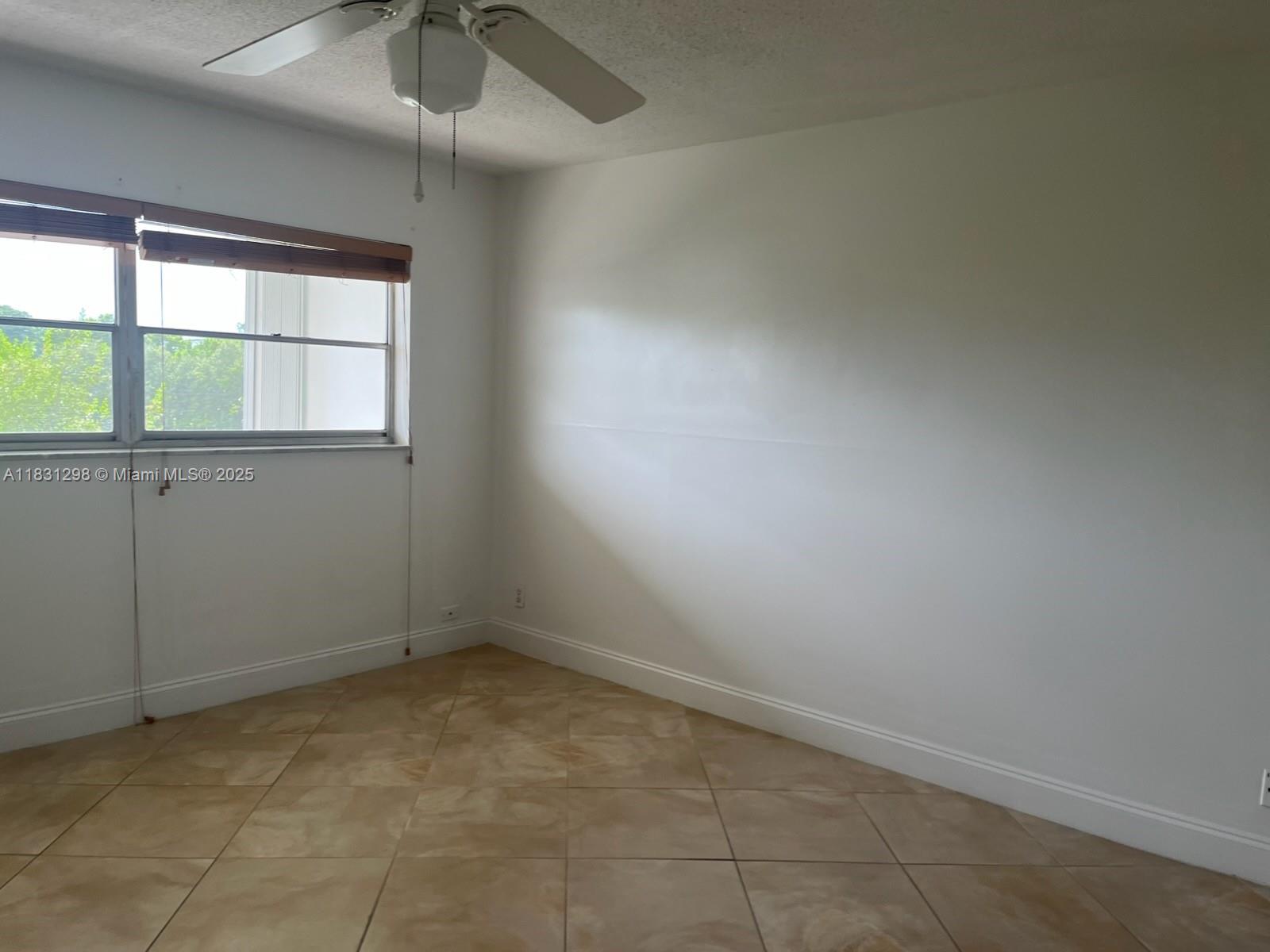 Ver detalles 302 1 / 2 775 sq. ft. $ 2025-06-30 0 foto