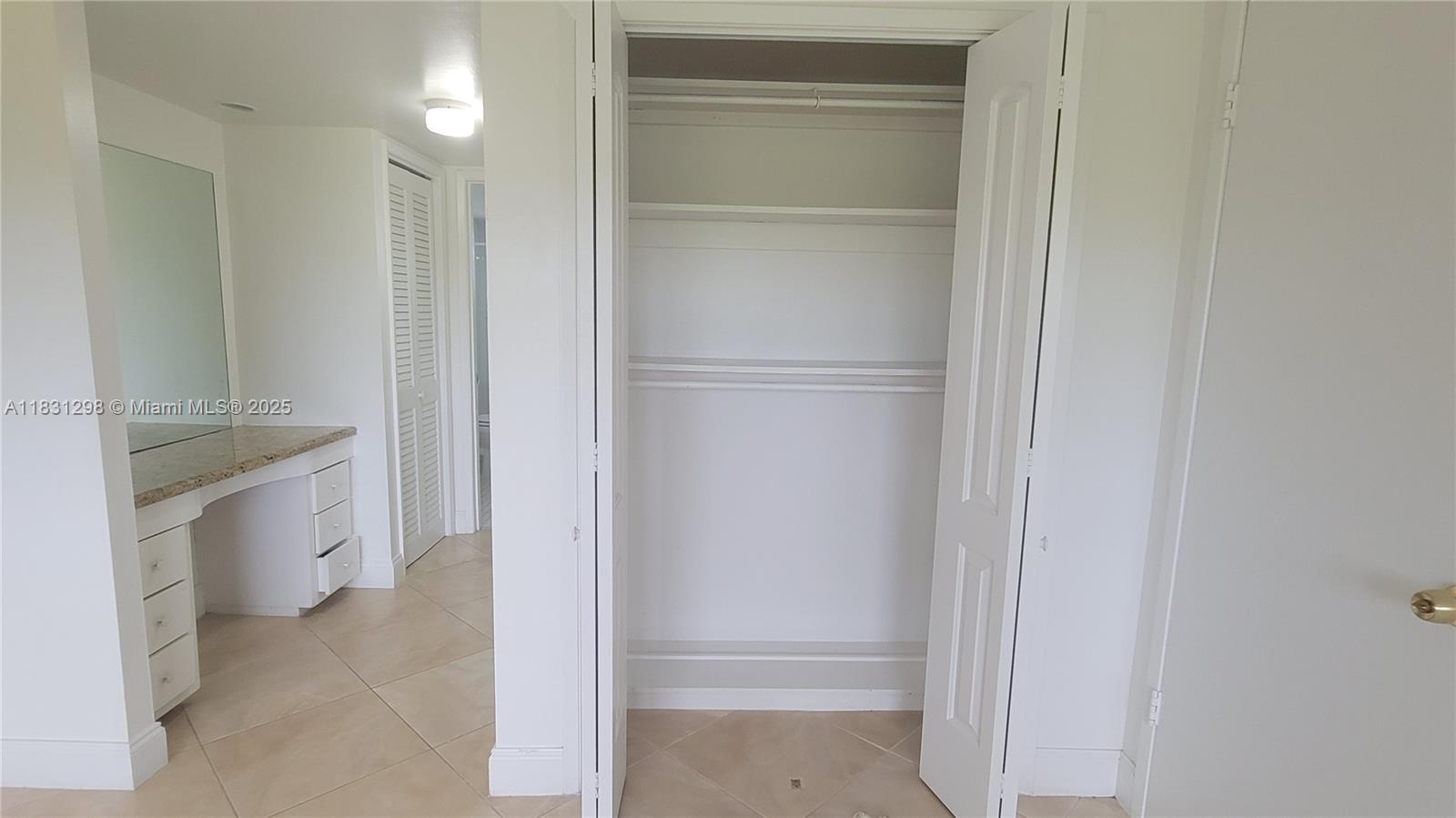 Ver detalles 302 1 / 2 775 sq. ft. $ 2025-06-30 0 foto