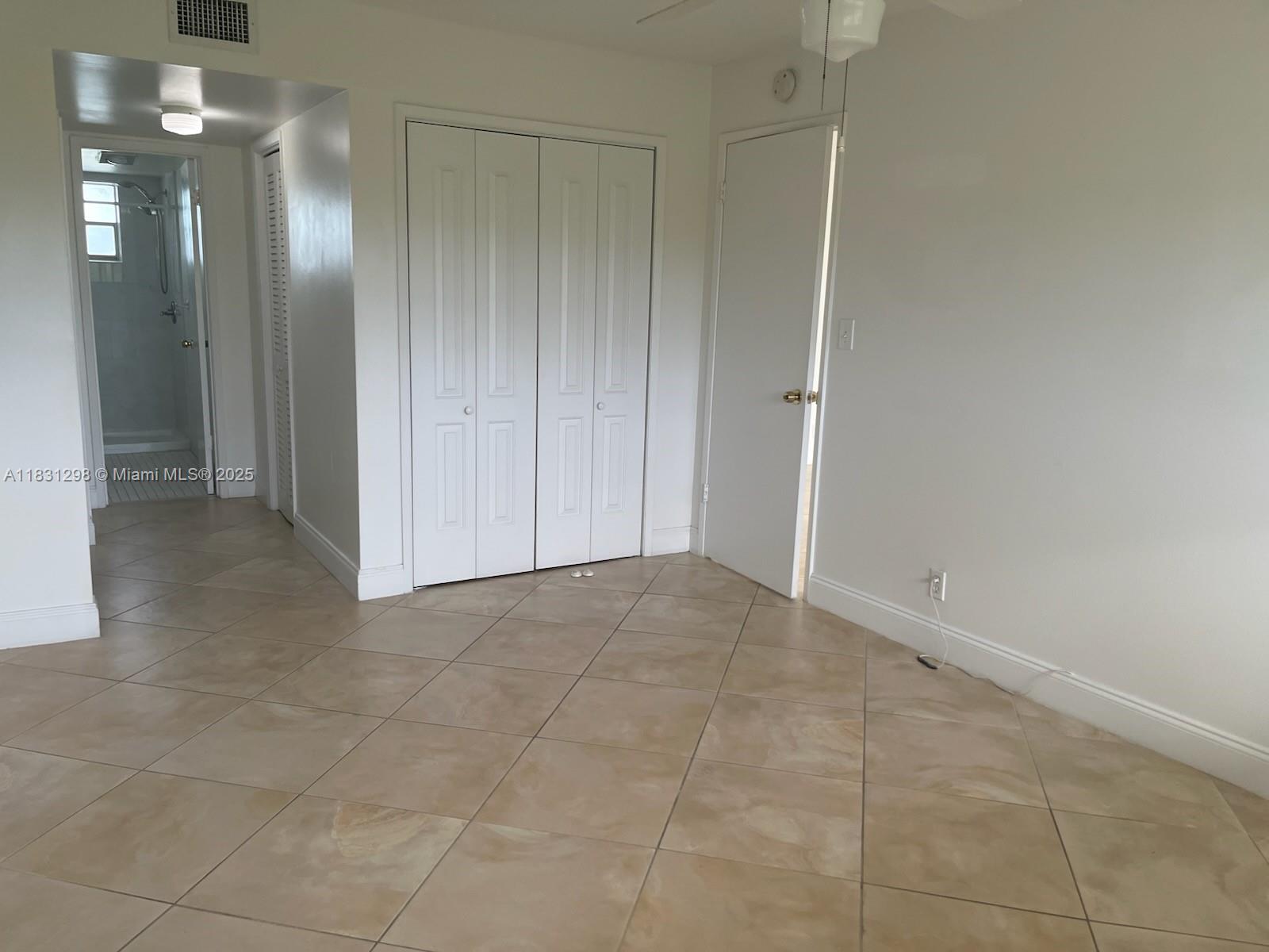 Ver detalles 302 1 / 2 775 sq. ft. $ 2025-06-30 0 foto