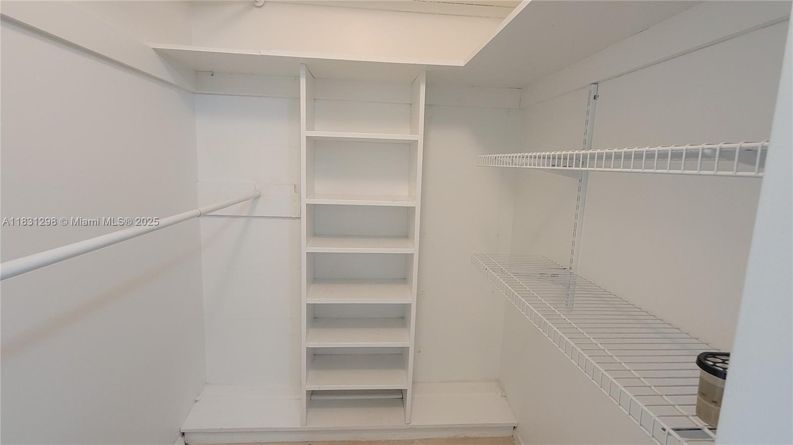 Ver detalles 302 1 / 2 775 sq. ft. $ 2025-06-30 0 foto
