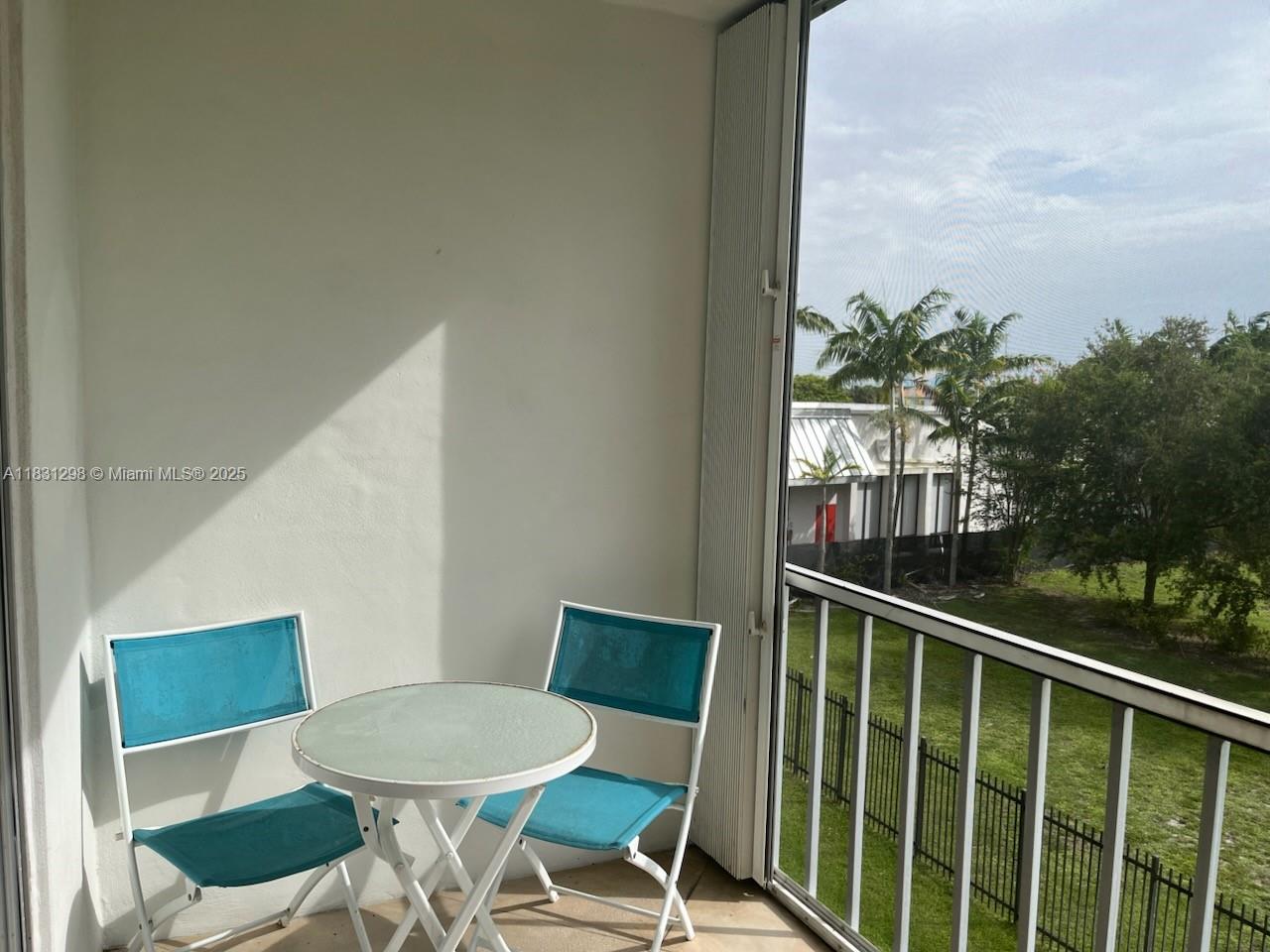 Ver detalles 302 1 / 2 775 sq. ft. $ 2025-06-30 0 foto