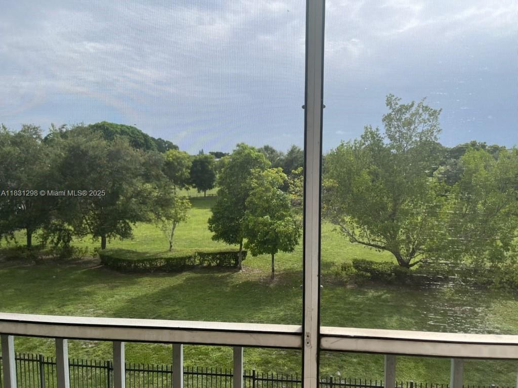 Ver detalles 302 1 / 2 775 sq. ft. $ 2025-06-30 0 foto