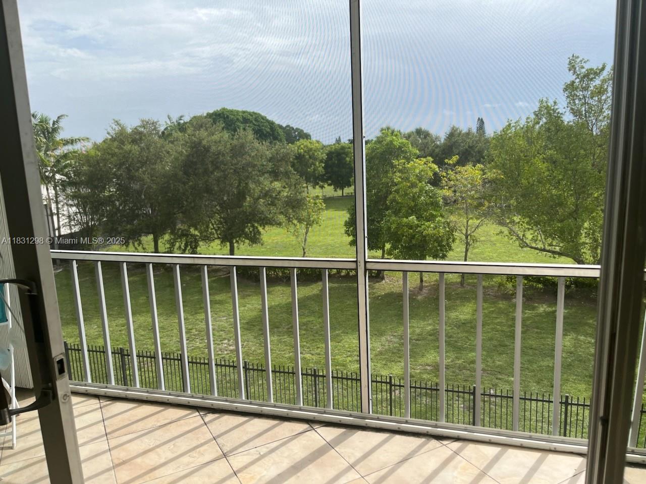 Ver detalles 302 1 / 2 775 sq. ft. $ 2025-06-30 0 foto