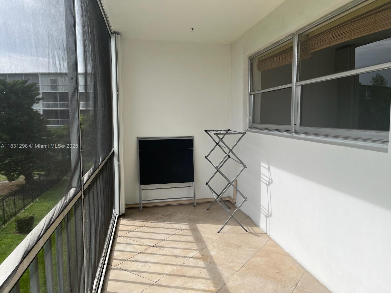Ver detalles 302 1 / 2 775 sq. ft. $ 2025-06-30 0 foto