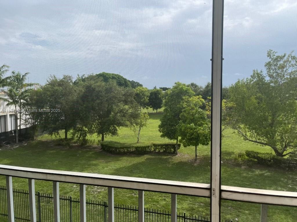 Ver detalles 302 1 / 2 775 sq. ft. $ 2025-06-30 0 foto