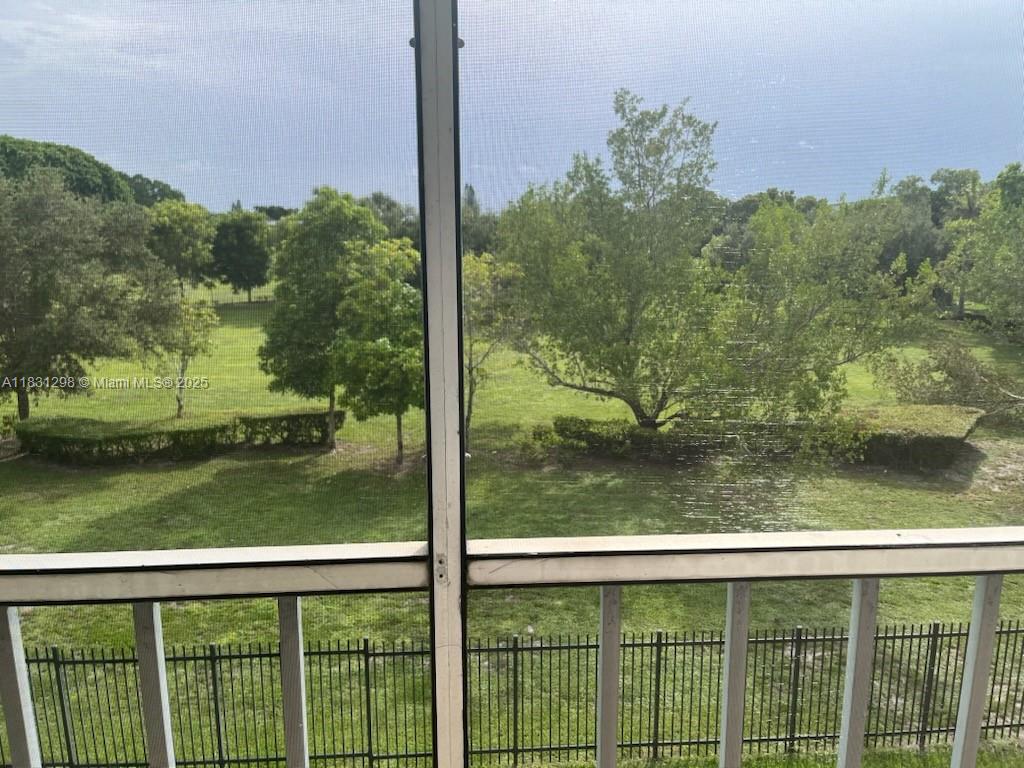 Ver detalles 302 1 / 2 775 sq. ft. $ 2025-06-30 0 foto