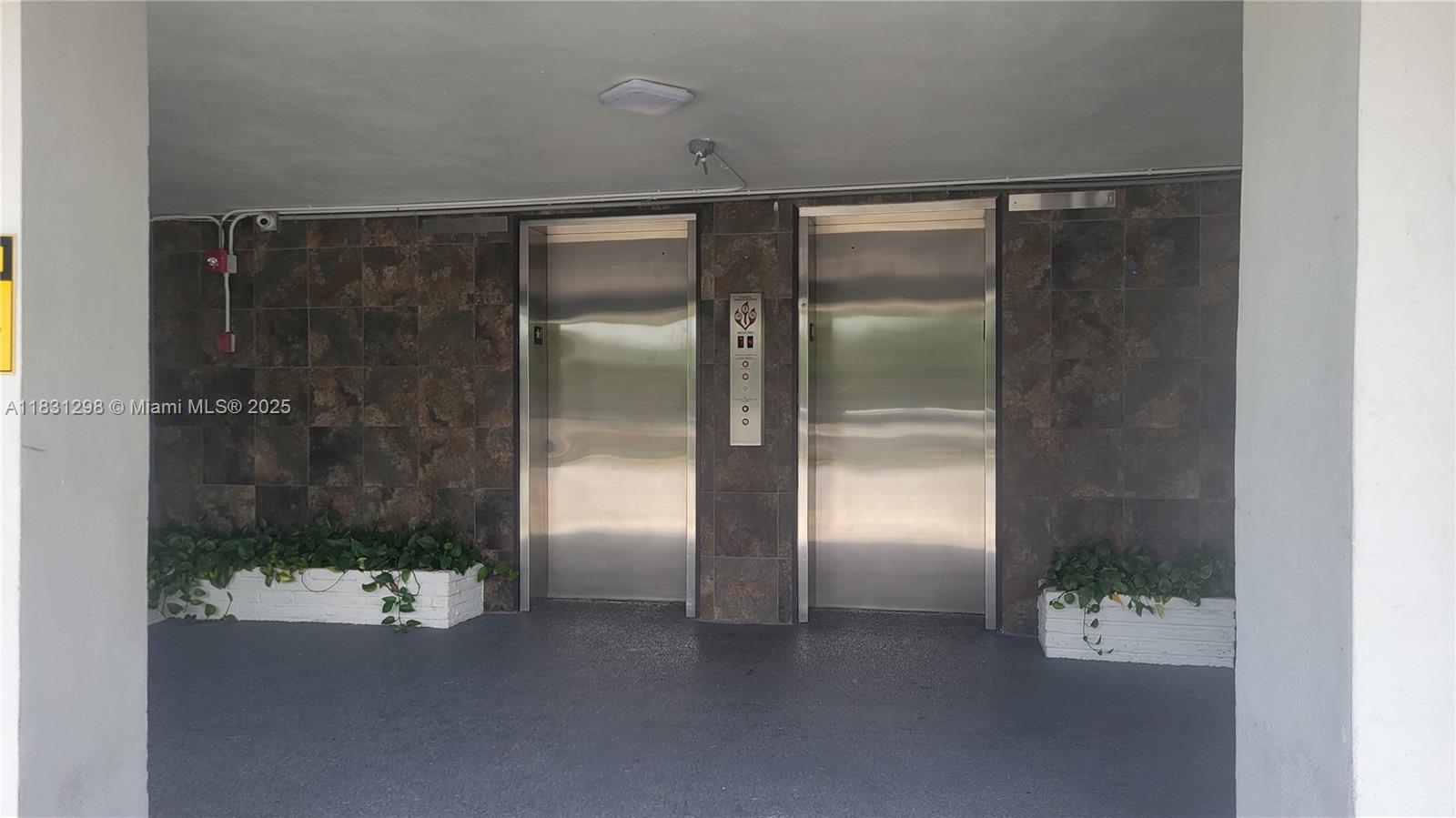 Ver detalles 302 1 / 2 775 sq. ft. $ 2025-06-30 0 foto
