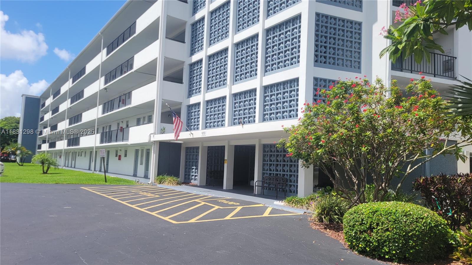 Ver detalles 302 1 / 2 775 sq. ft. $ 2025-06-30 0 foto
