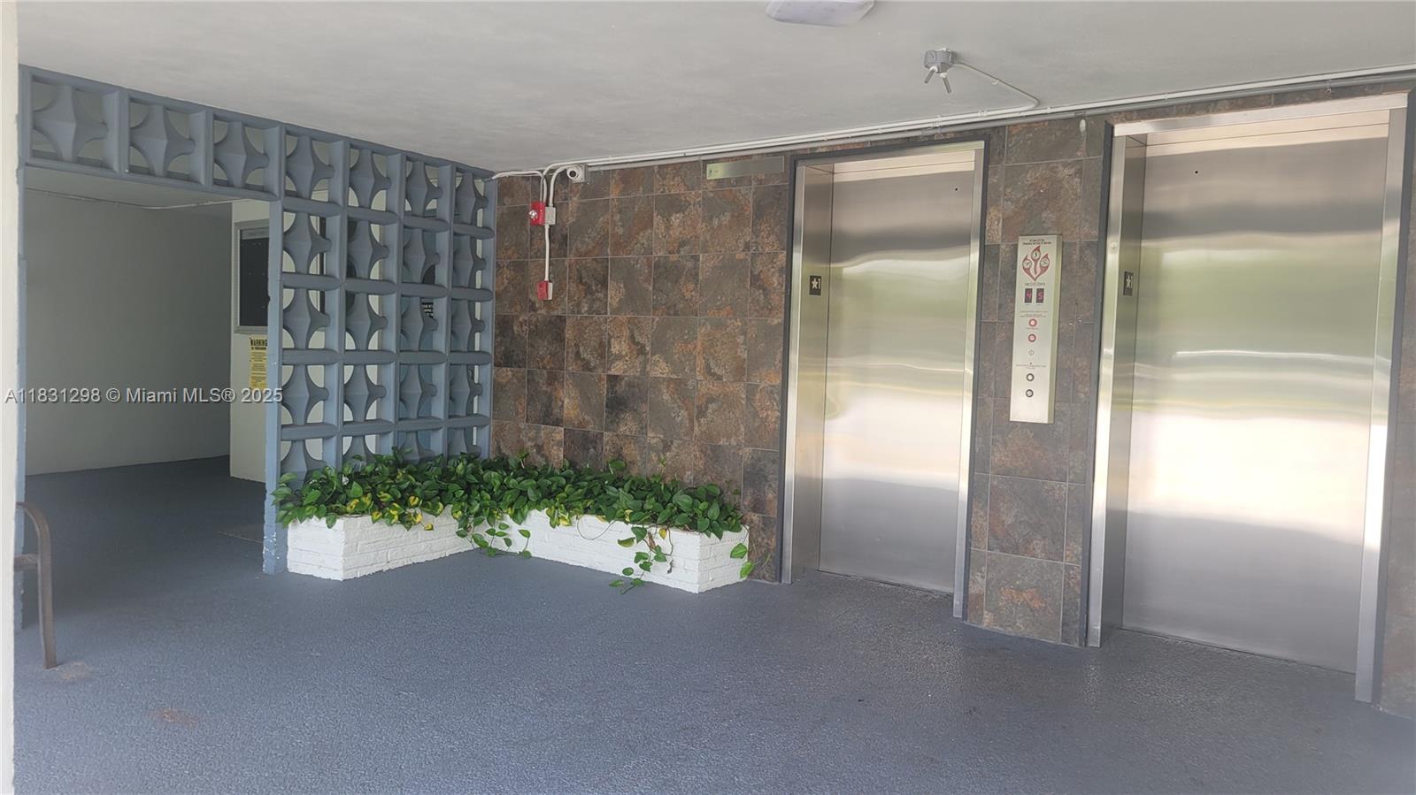 Ver detalles 302 1 / 2 775 sq. ft. $ 2025-06-30 0 foto