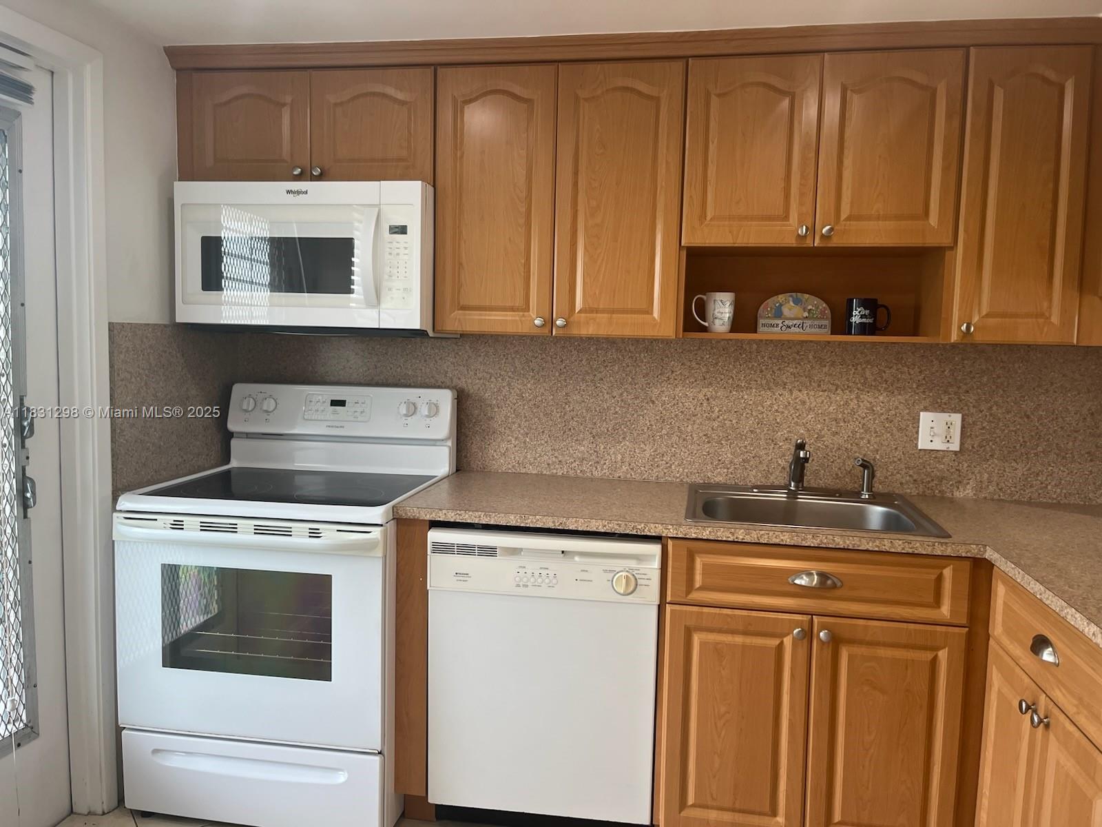 Ver detalles 302 1 / 2 775 sq. ft. $ 2025-06-30 0 foto