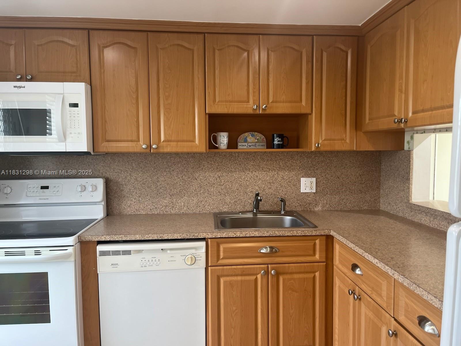 Ver detalles 302 1 / 2 775 sq. ft. $ 2025-06-30 0 foto