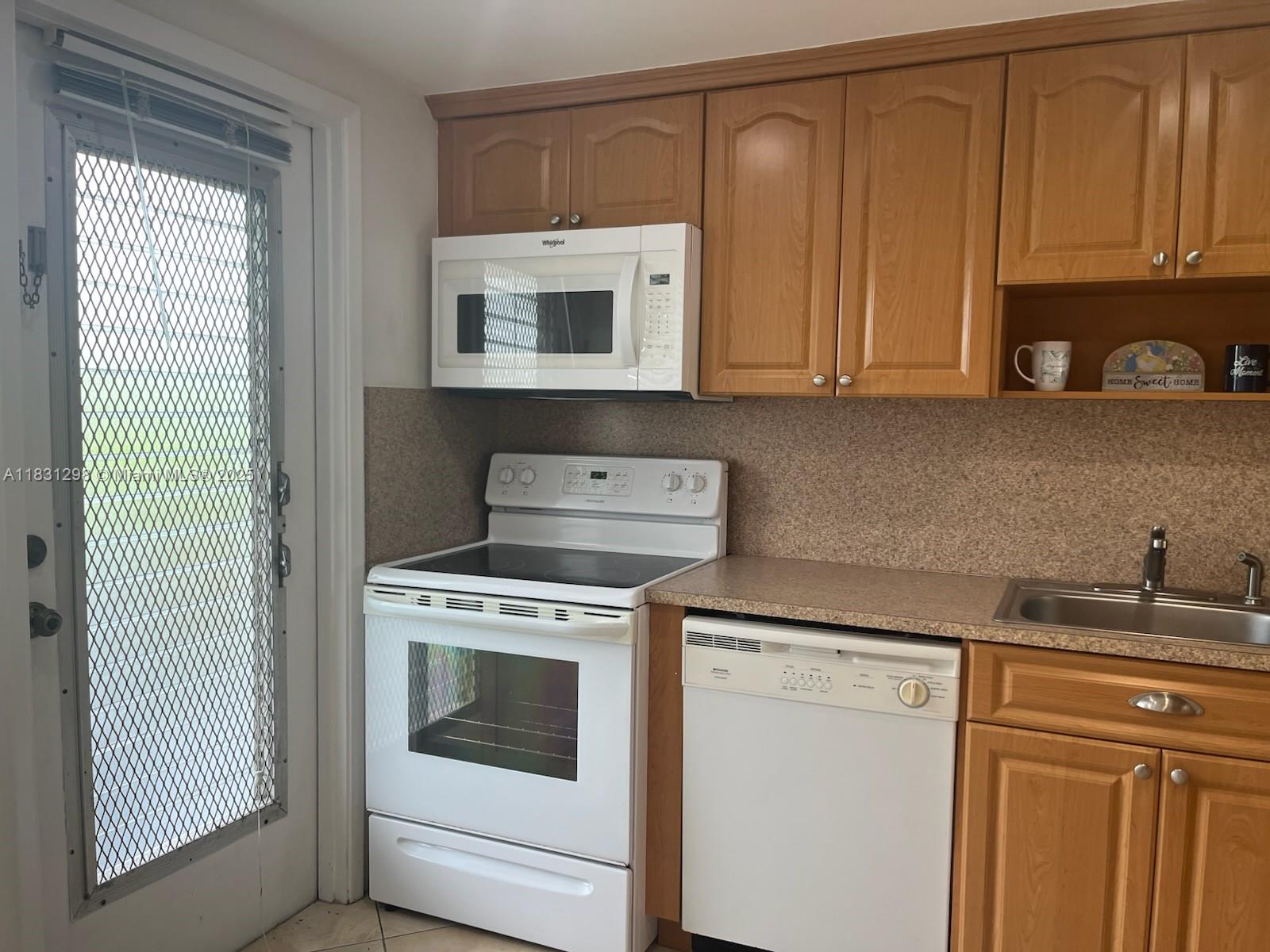 Ver detalles 302 1 / 2 775 sq. ft. $ 2025-06-30 0 foto