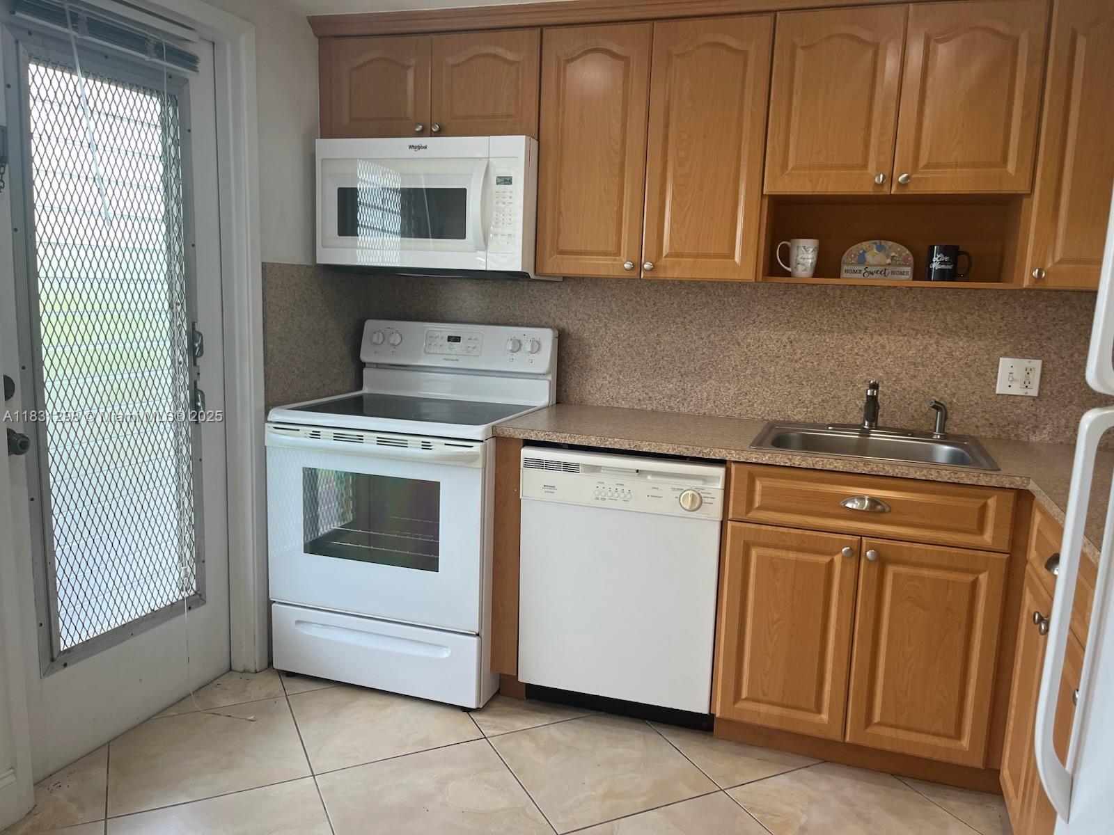 Ver detalles 302 1 / 2 775 sq. ft. $ 2025-06-30 0 foto