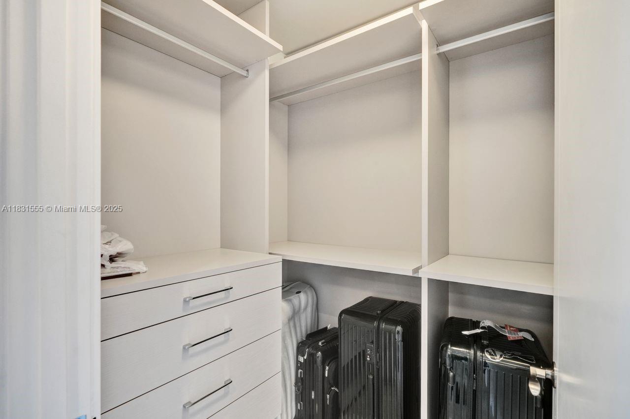 See details 402 4 / 5 2797 sq. ft. $ 2025-06-30 0 Photo