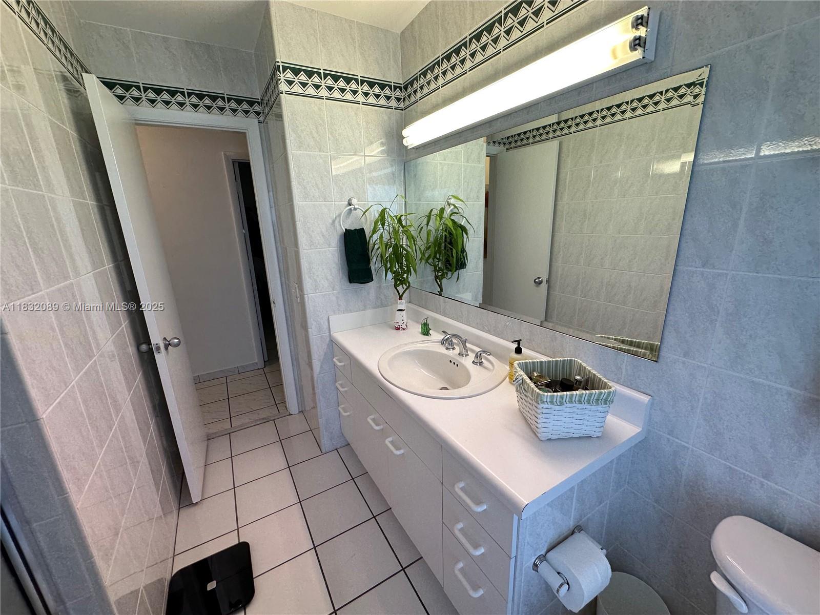 See details 8821 4 / 2 2182 sq. ft. $ 2025-07-28 0 Photo