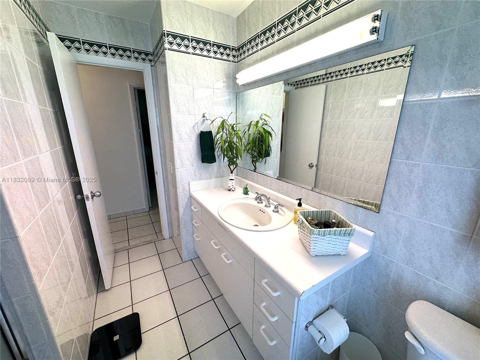 See details 8821 4 / 2 2182 sq. ft. $ 2025-07-28 0 Photo
