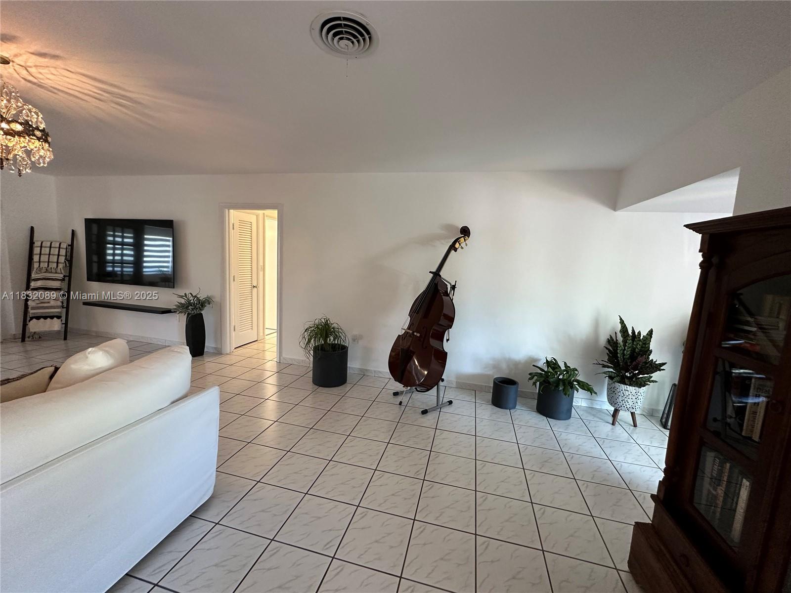 See details 8821 4 / 2 2182 sq. ft. $ 2025-07-28 0 Photo