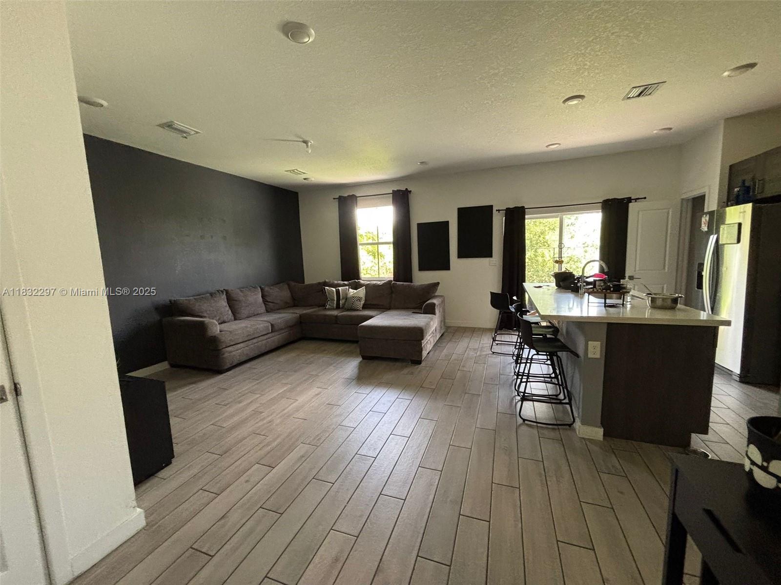 830 4 / 3 1826 sq. ft. $ 2025-09-18 0 Photo