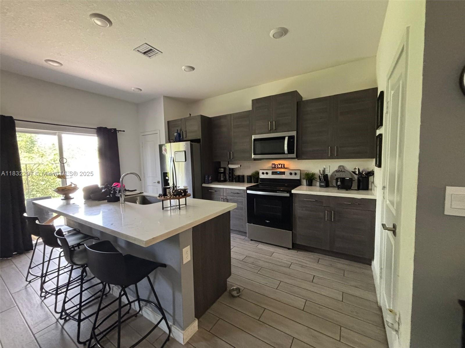 830 4 / 3 1826 sq. ft. $ 2025-09-18 0 Photo