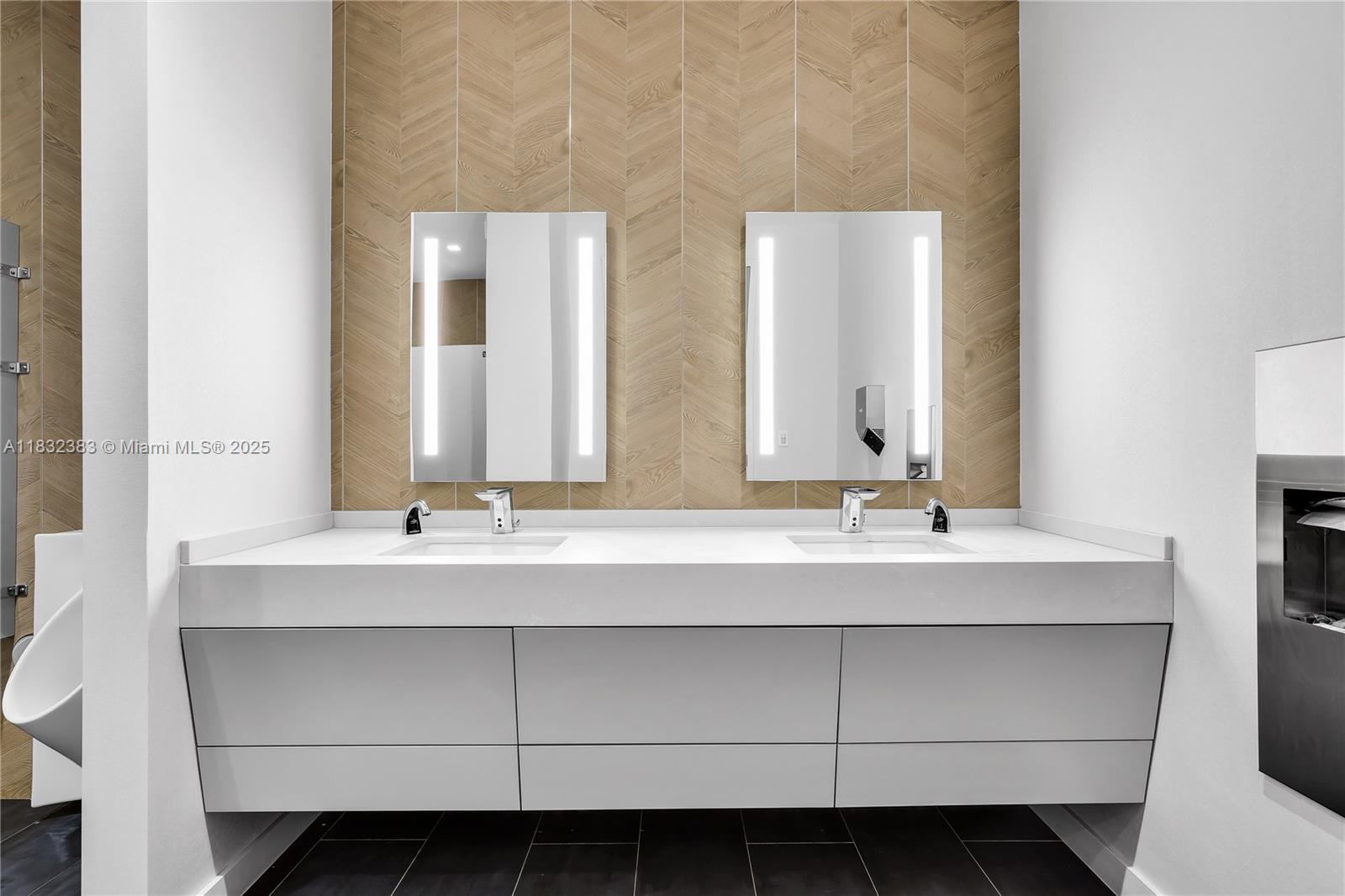 322-324-326  /   sq. ft. $ 2025-07-01 0 foto