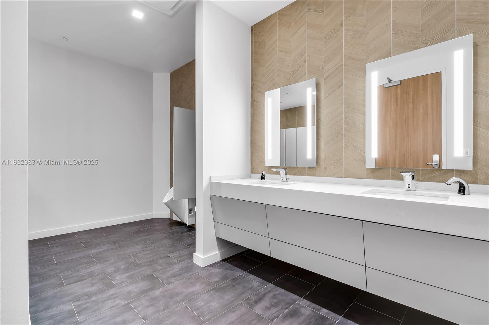 322-324-326  /   sq. ft. $ 2025-07-01 0 foto