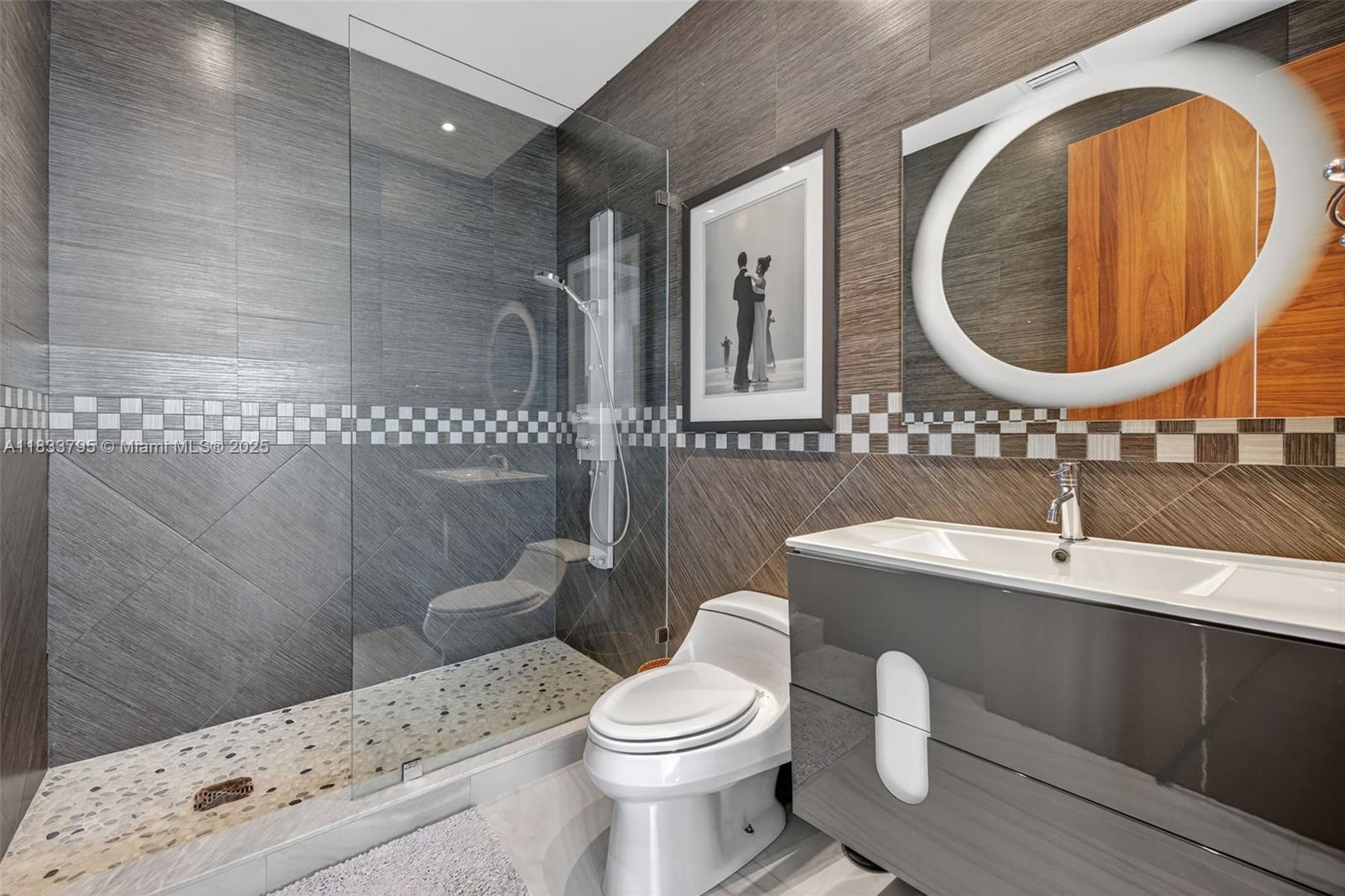 Ver detalles TS2 & TS3 4 / 5 3806 sq. ft. $ 2025-07-03 0 foto