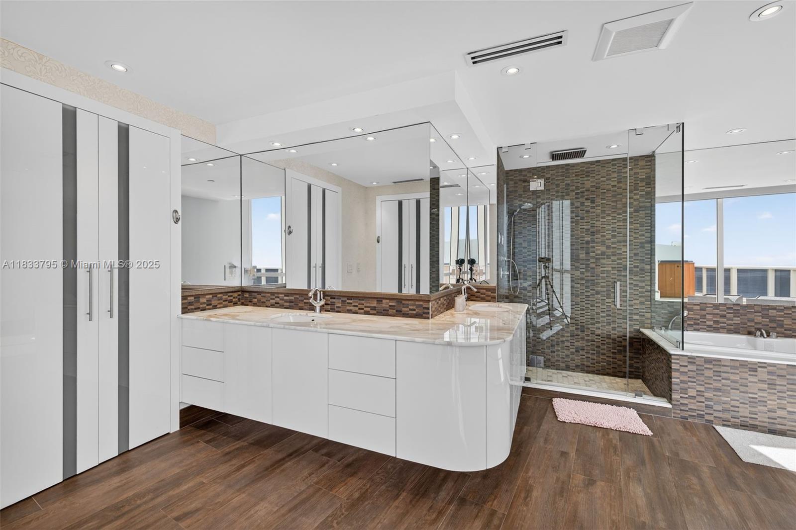 Ver detalles TS2 & TS3 4 / 5 3806 sq. ft. $ 2025-07-03 0 foto