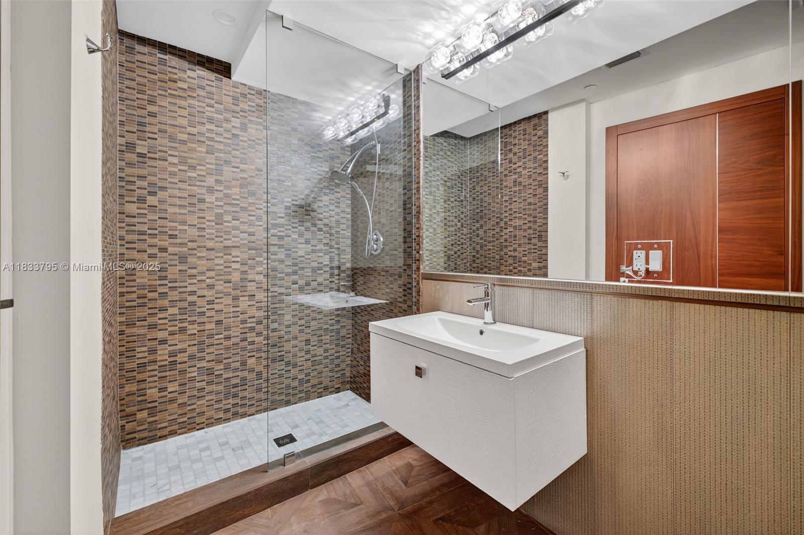 Ver detalles TS2 & TS3 4 / 5 3806 sq. ft. $ 2025-07-03 0 foto
