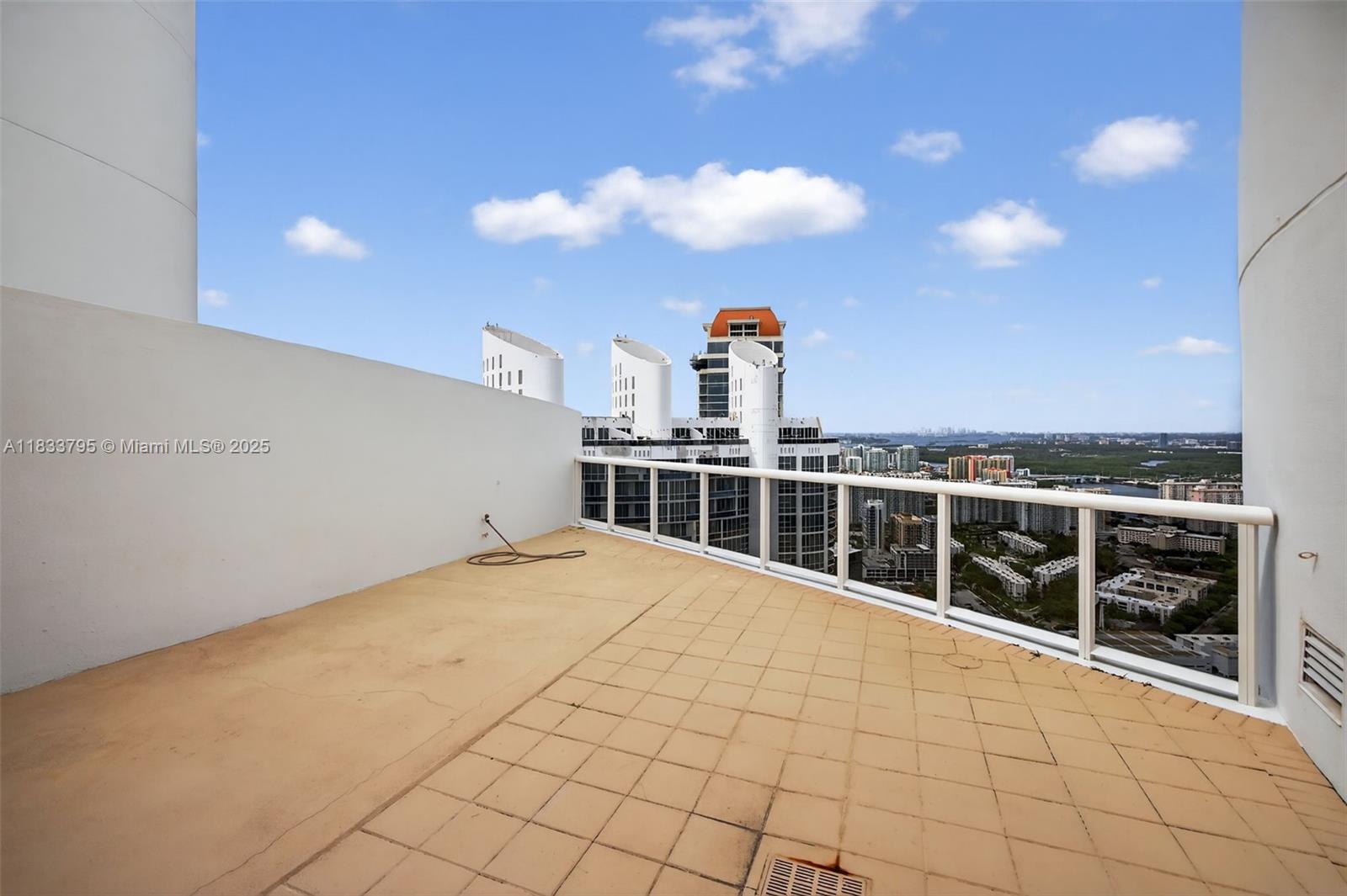 Ver detalles TS2 & TS3 4 / 5 3806 sq. ft. $ 2025-07-03 0 foto