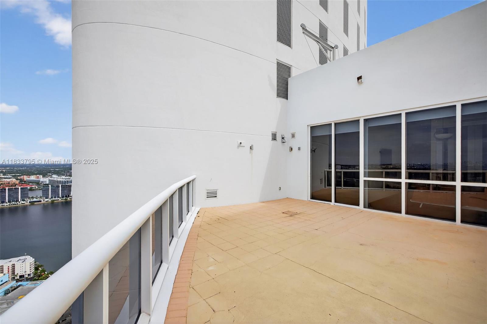 Ver detalles TS2 & TS3 4 / 5 3806 sq. ft. $ 2025-07-03 0 foto
