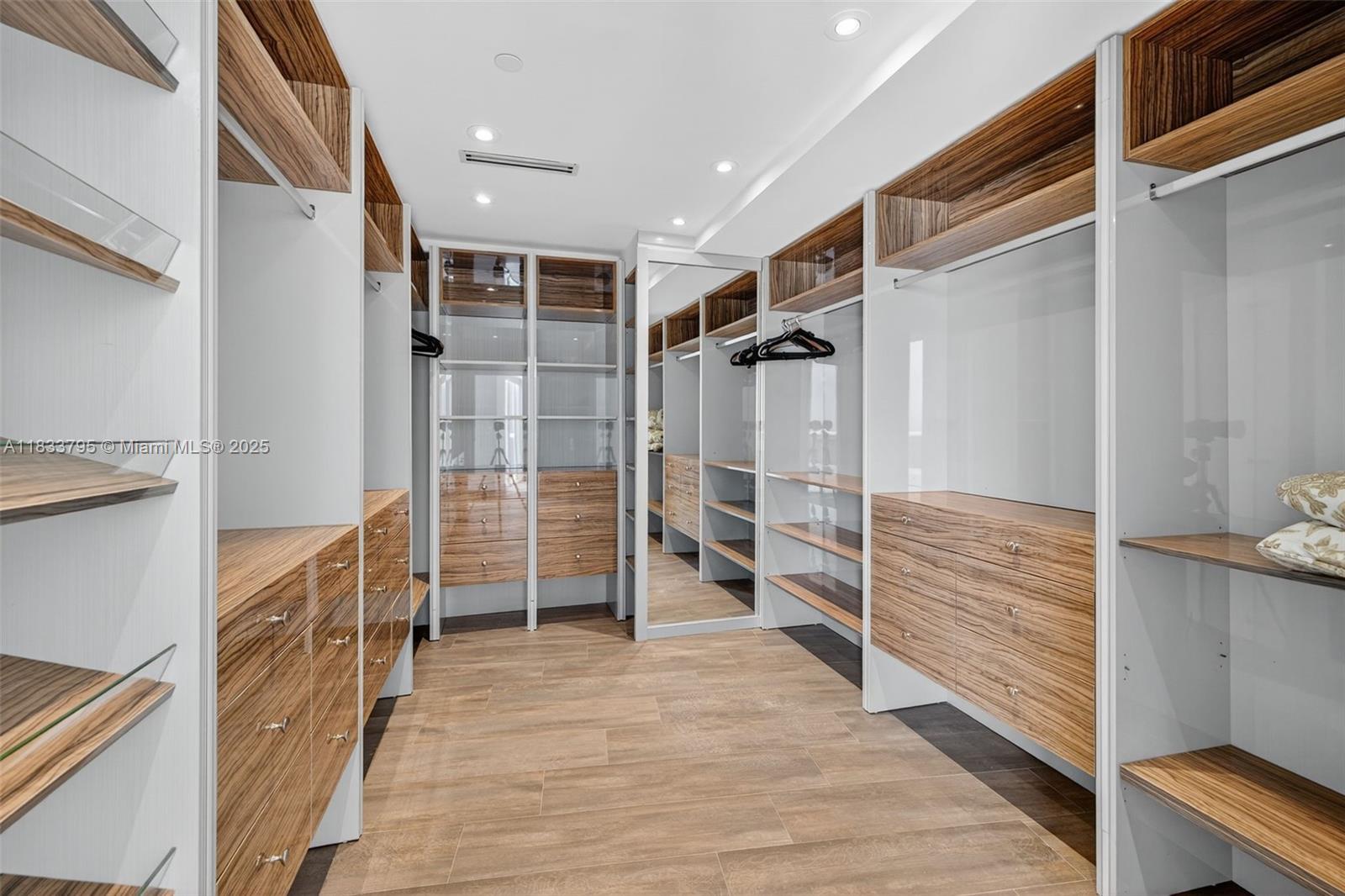 Ver detalles TS2 & TS3 4 / 5 3806 sq. ft. $ 2025-07-03 0 foto