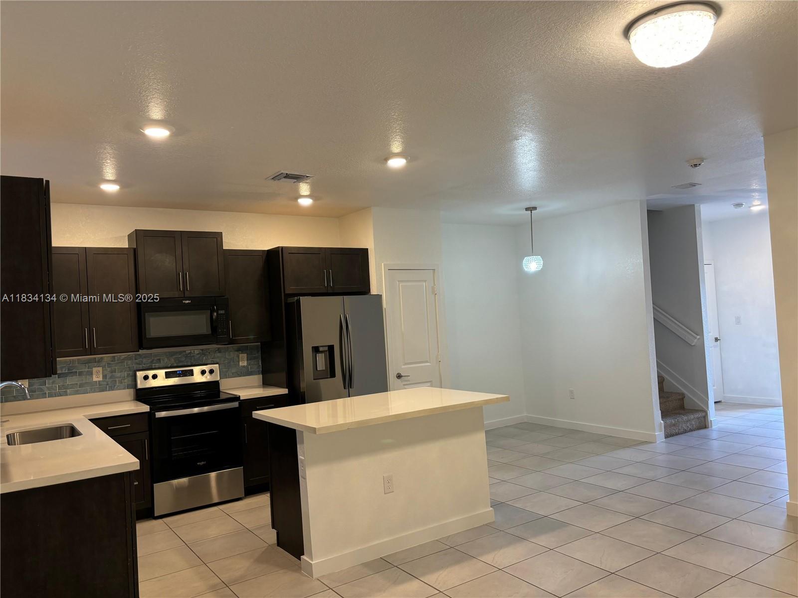 See details 1090 4 / 3 1374 sq. ft. $ 2025-07-22 0 Photo