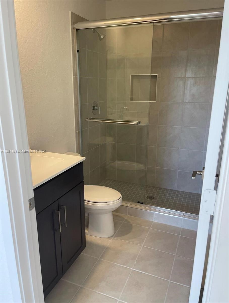 See details 1090 4 / 3 1374 sq. ft. $ 2025-07-22 0 Photo