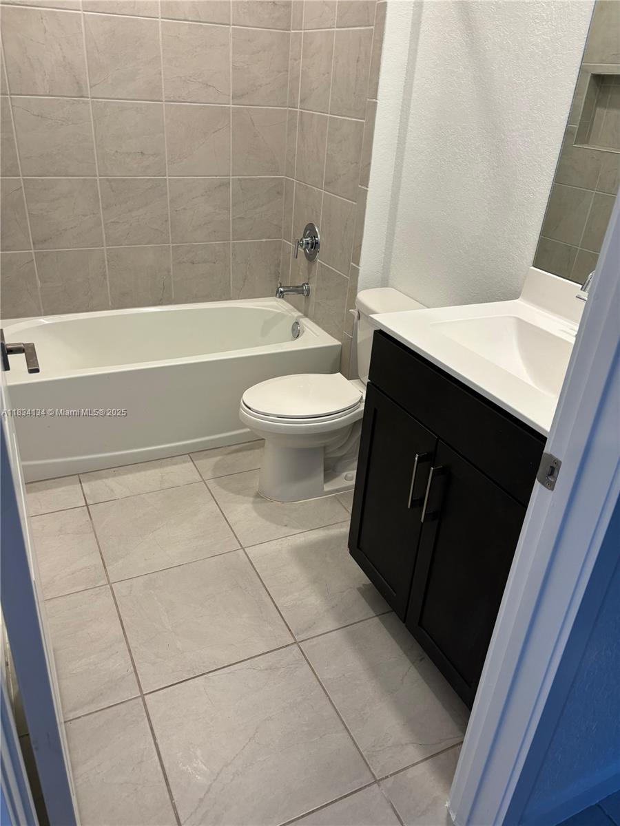 See details 1090 4 / 3 1374 sq. ft. $ 2025-07-22 0 Photo