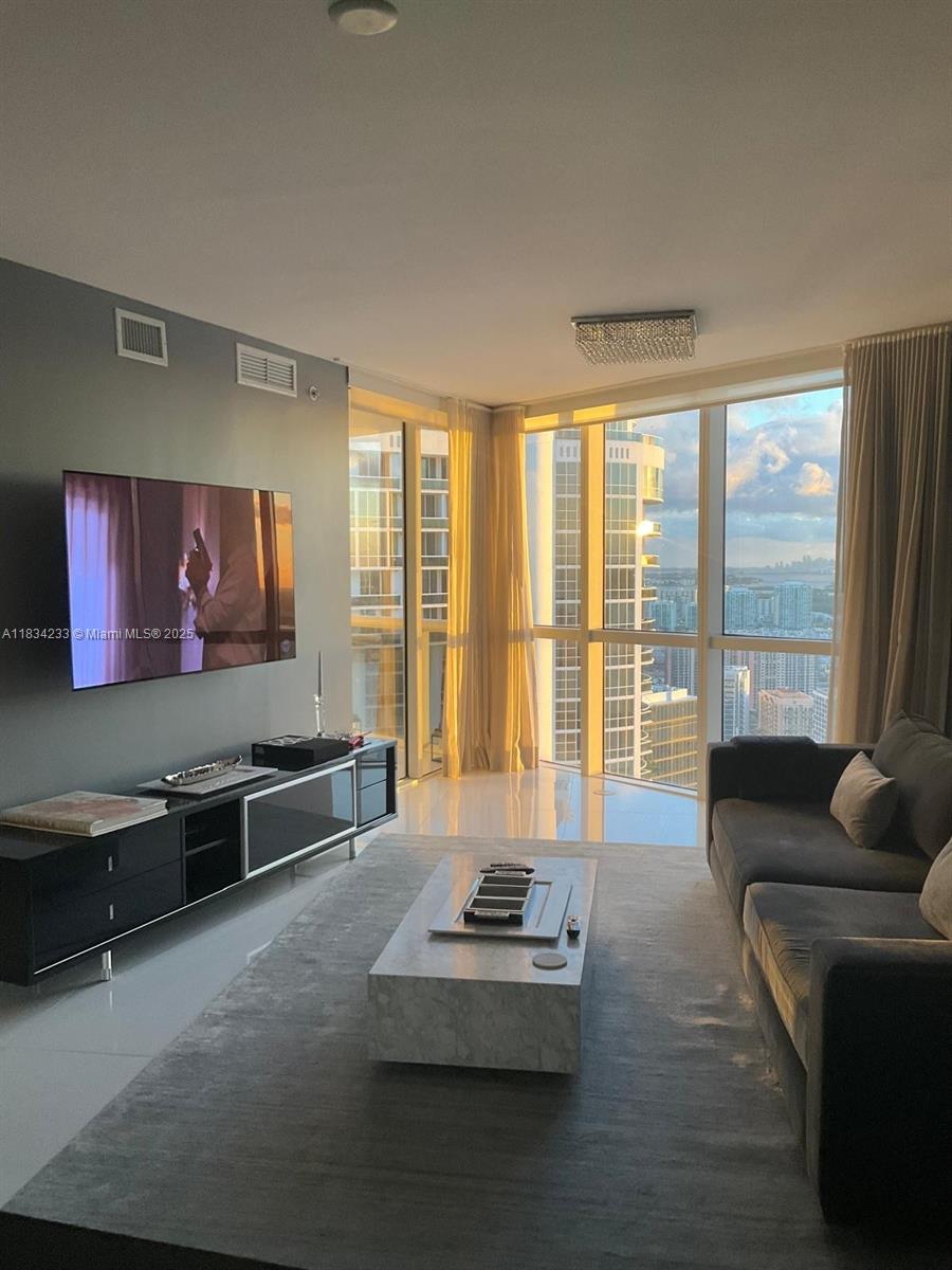 See details 5303 1 / 2 914 sq. ft. $ 2025-08-07 0 Photo