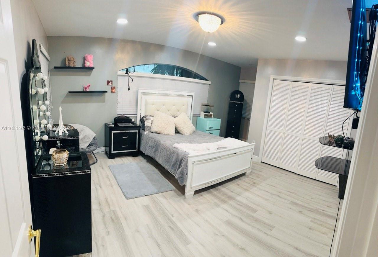 See details 8565 4 / 5 3576 sq. ft. $ 2025-07-16 0 Photo
